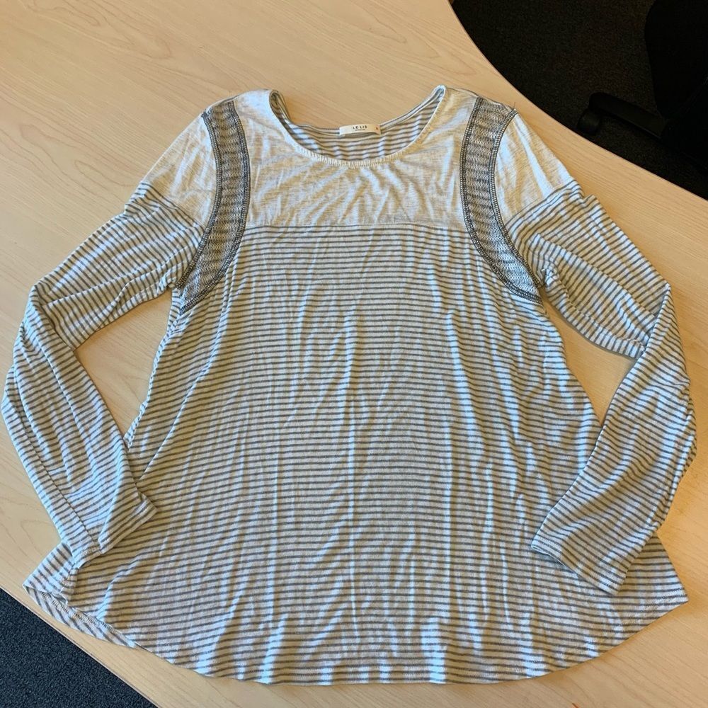 Le Lis Light Crochet Tunic Top sz M NWOT